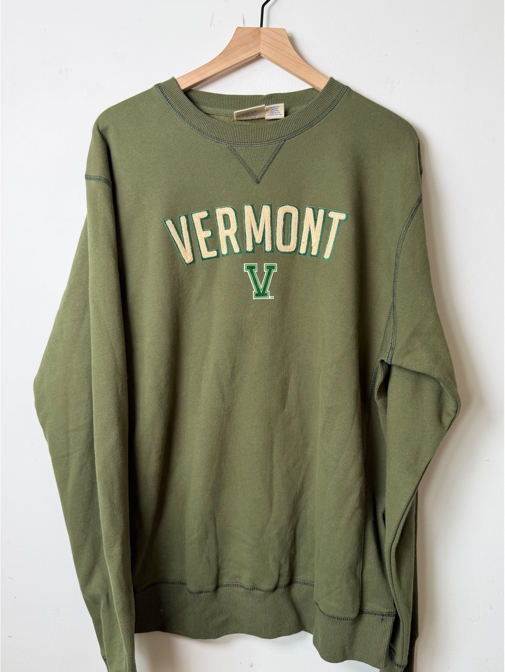 Blue 84 Vermont Catamounts Crewneck Sweatshirt Green V Logo NWOT Size L